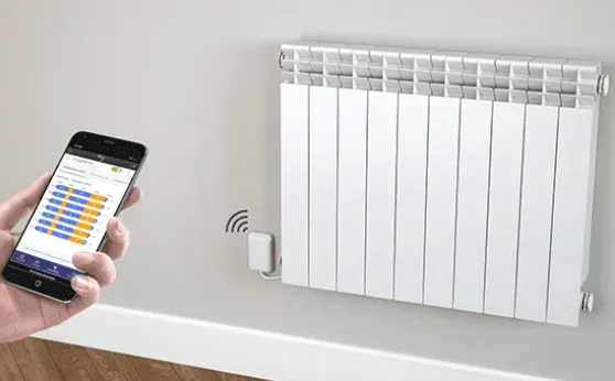 Boîtier thermostat connecté Voltalis installé sur un radiateur