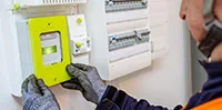 Technicien Enedis paramétrant un compteur Linky